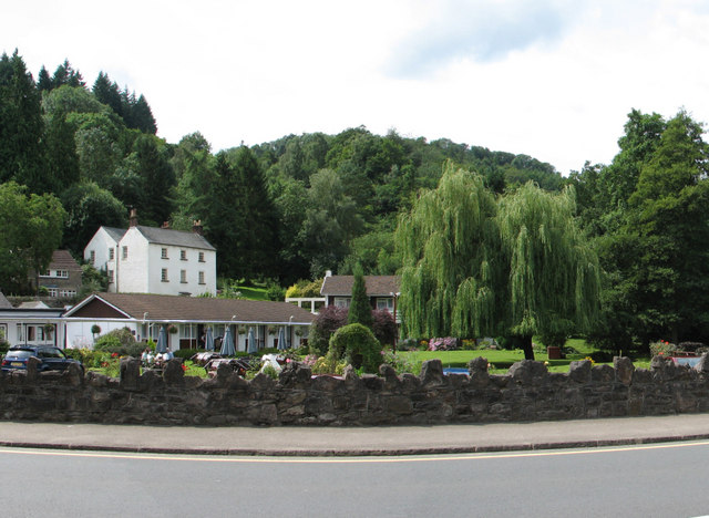 File:The garden of the Royal George Hotel - geograph.org.uk - 507921.jpg