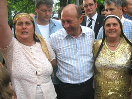 File:Traian Basescu la Festivalul Rromilor, Romania 2009.jpg