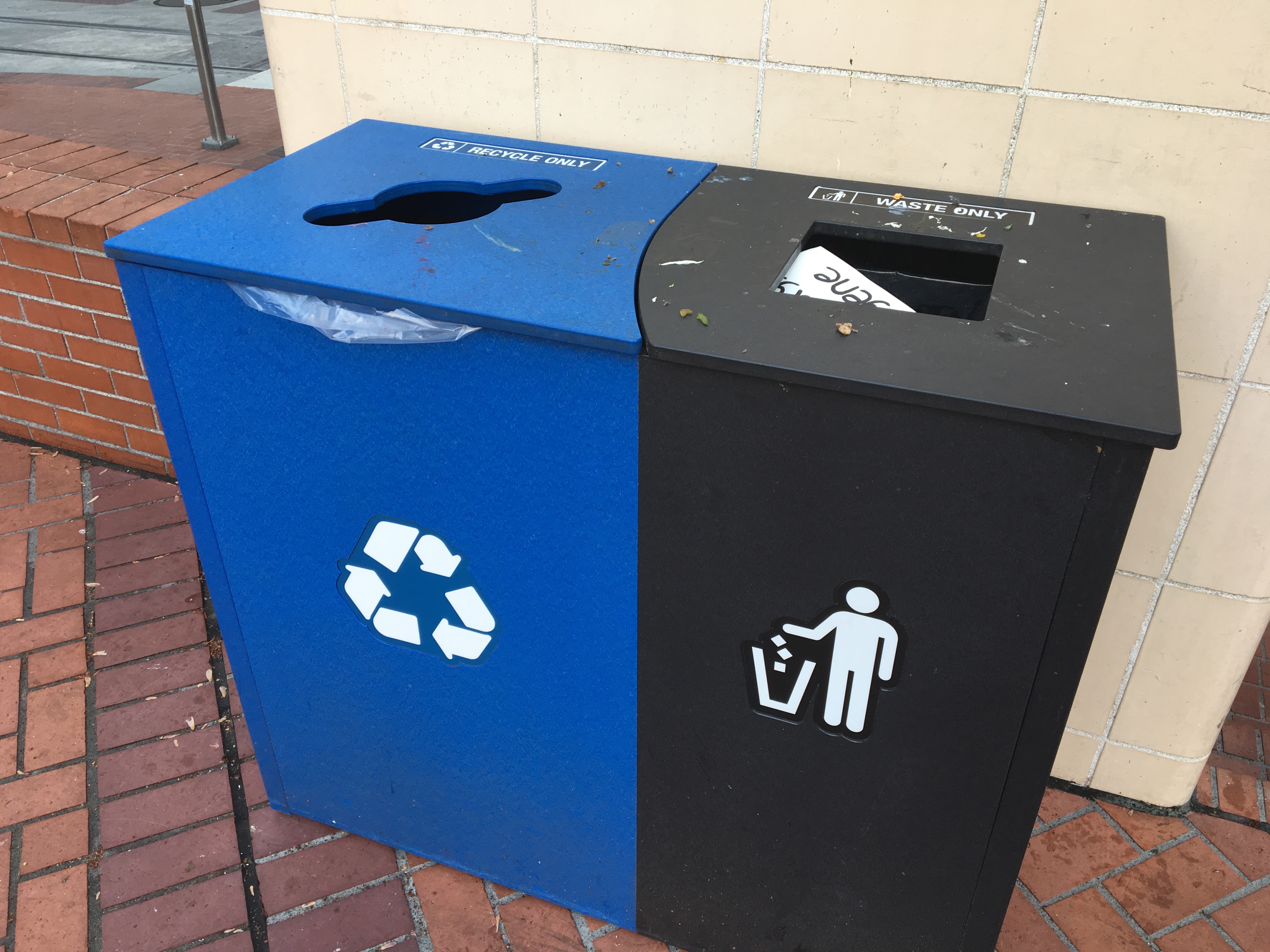 File:Trash and recycling bins at Pioneer Courthouse Square.jpg - Wikimedia  Commons