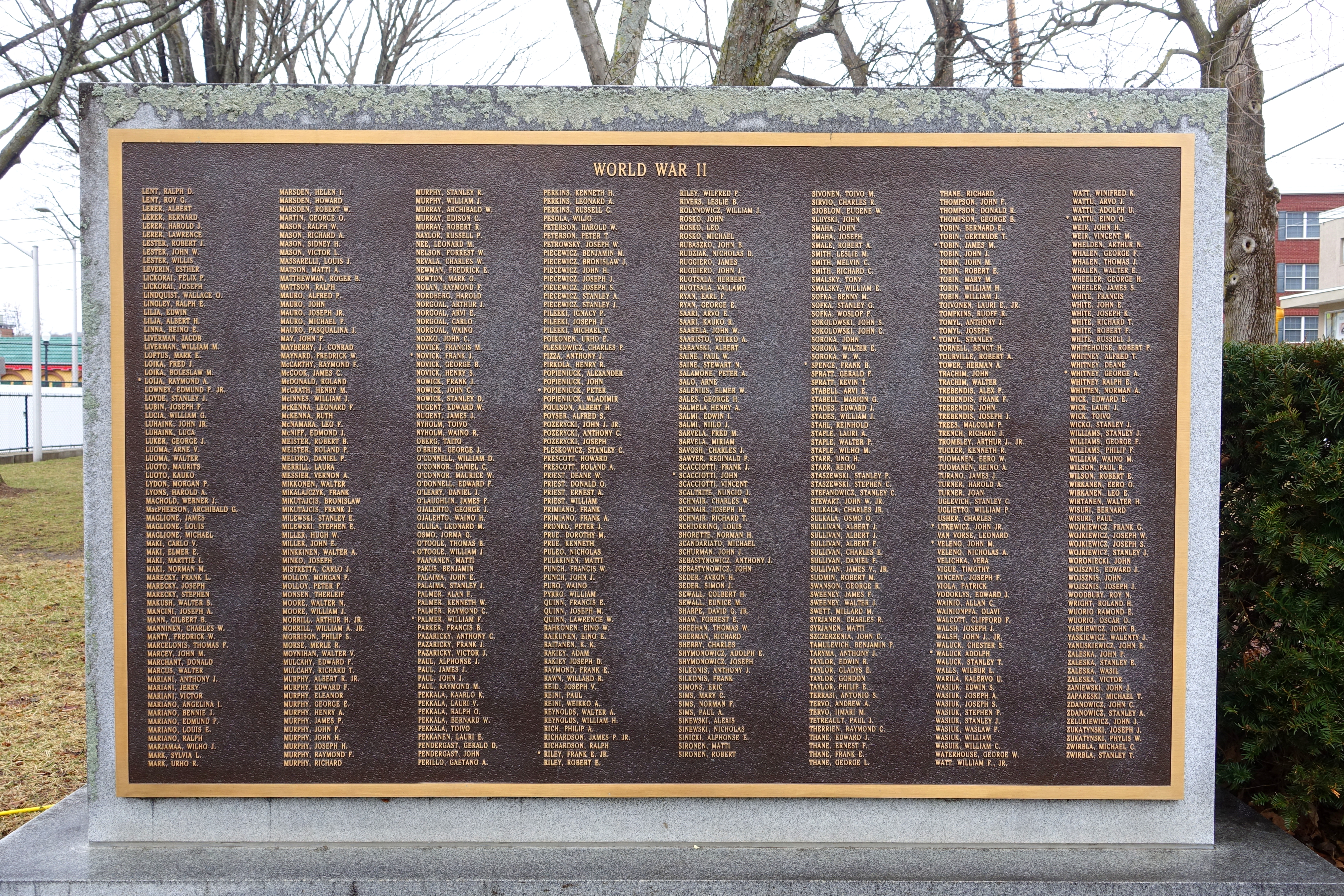 File:World War II Memorial, 2 of 2 - Veteran's Memorial Park - Maynard,  Massachusetts  - Wikimedia Commons