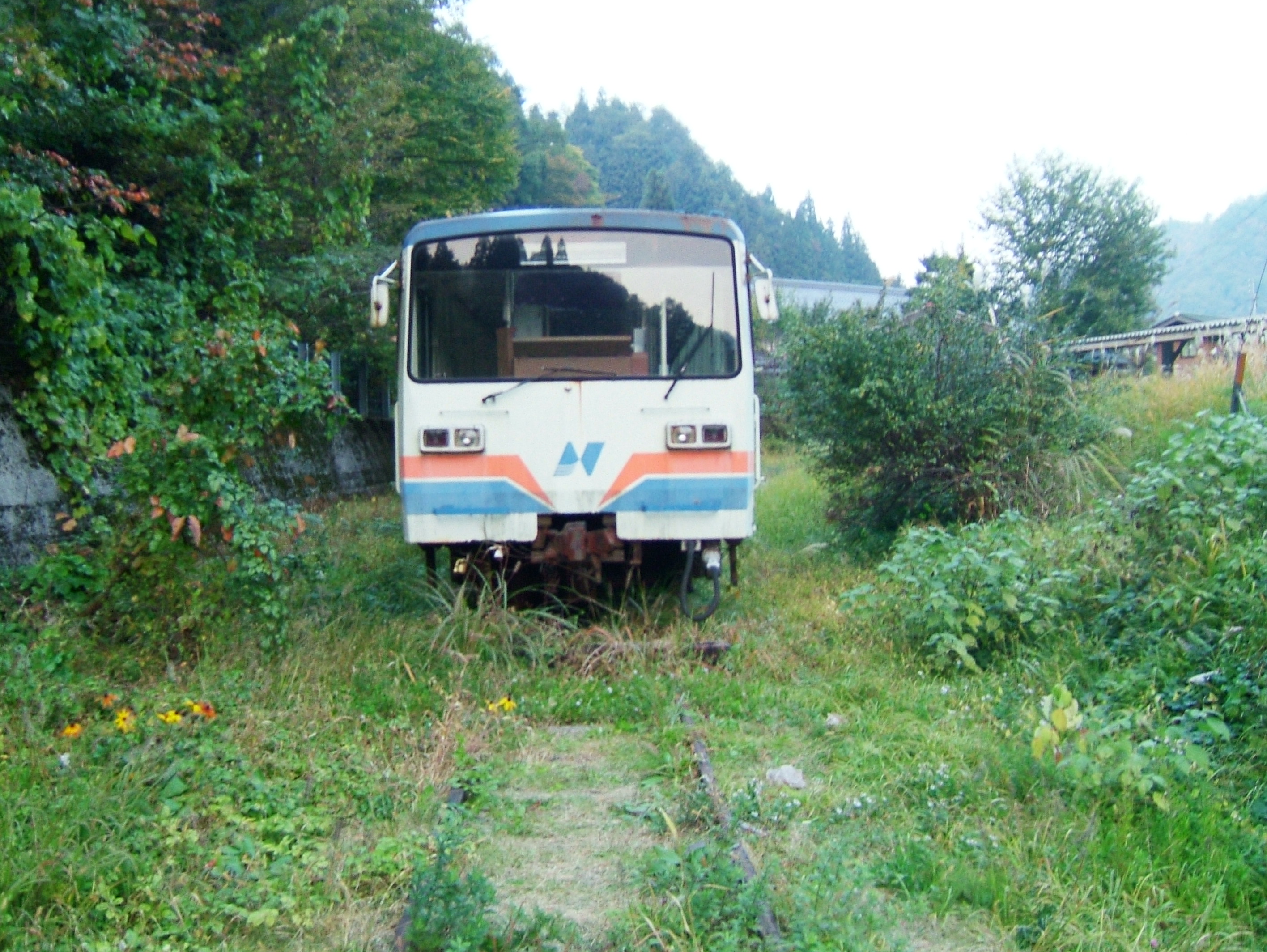 File:長良鉄道終点に置いてある レールバス廃車車両 - Panoramio 