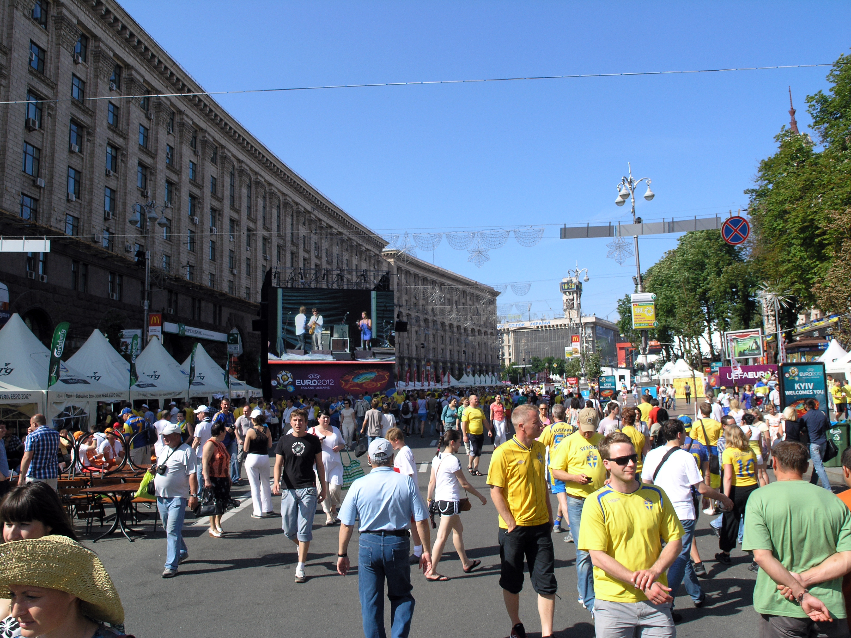 Московские хохлы. Киев Крещатик 2012. Крещатик в Киеве фото сейчас 2022. Киевские жители. Крещатик 2012 год фото.