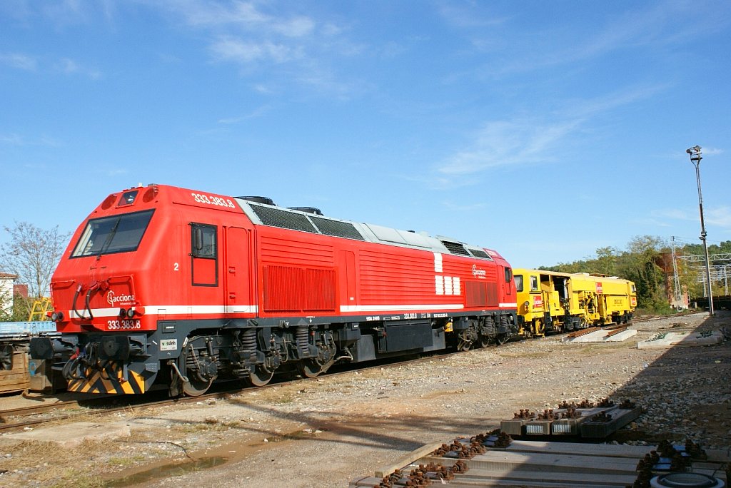 Locomotora 333.3 de Acciona en Flaçà, foto de Luiz Zamora en 2010.