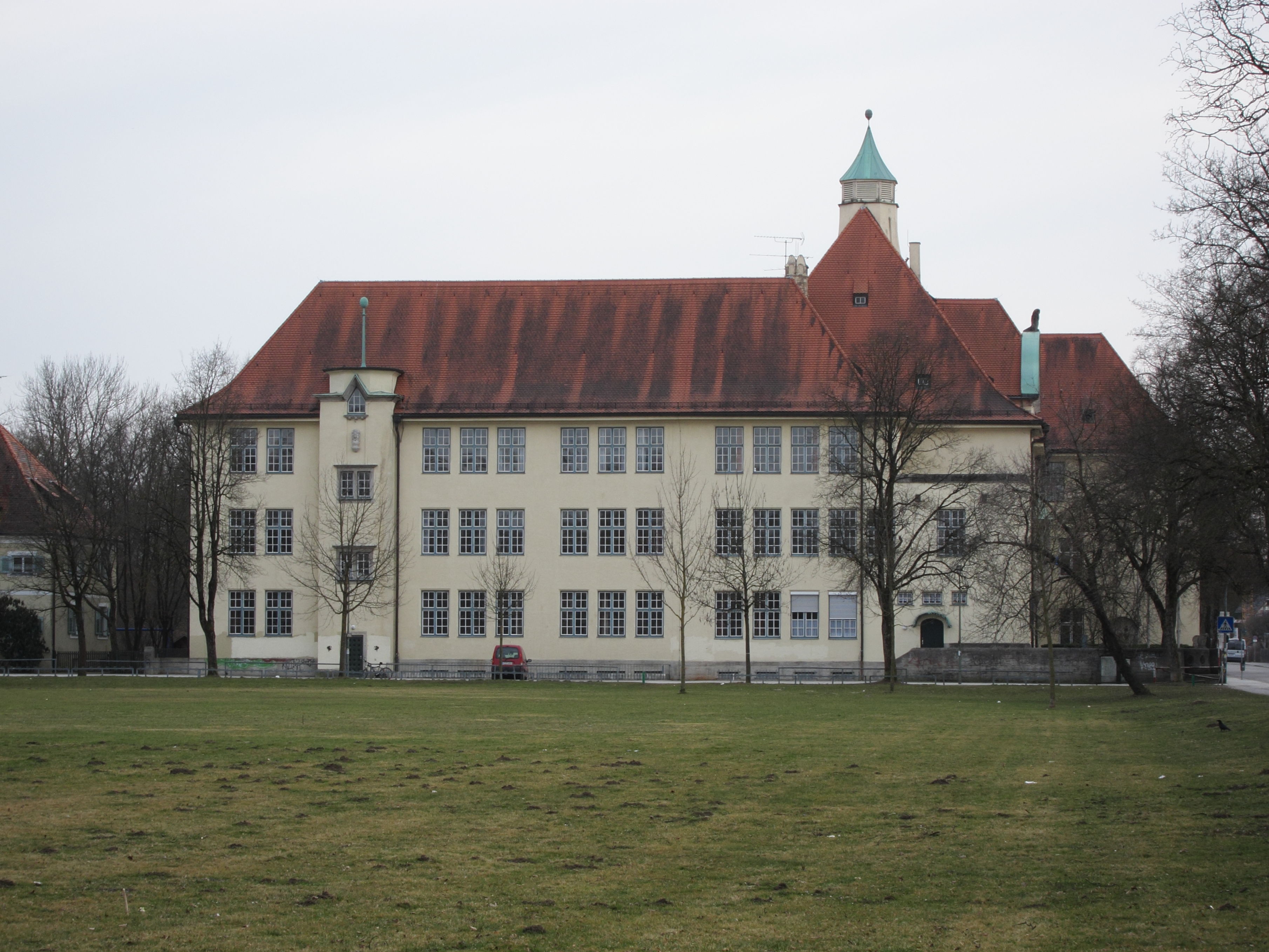 Am Stadtpark 21; Karlsgymnasium München-Pasing, 1909–10, nach Entwurf von Josef Lang, 1925 erweitert...