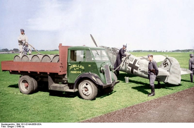 File:Bundesarchiv Bild 101I-014A-0656-05A, Englische Kanalinseln, Betanken eines Flugzeuges Recolored.jpg