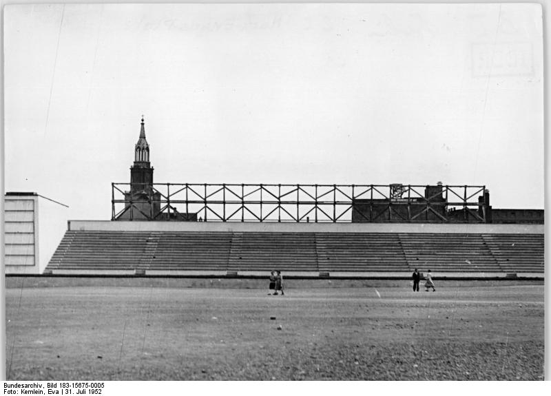 File:Bundesarchiv Bild 183-15675-0005, Berlin, Marx-Engels-Platz, Tribüne.jpg