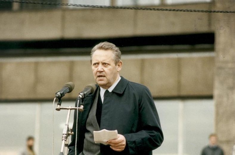 File:Bundesarchiv Bild 183-1989-1104-455, Berlin, Alexanderplatz, Günter Schabowski am Mikrofon.jpg