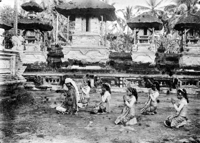 File:COLLECTIE TROPENMUSEUM Nji Tjalon Arang zoekt met haar sisia's het aangezicht van Batari Doerga in een dodentempel op Bali TMnr 10001223.jpg