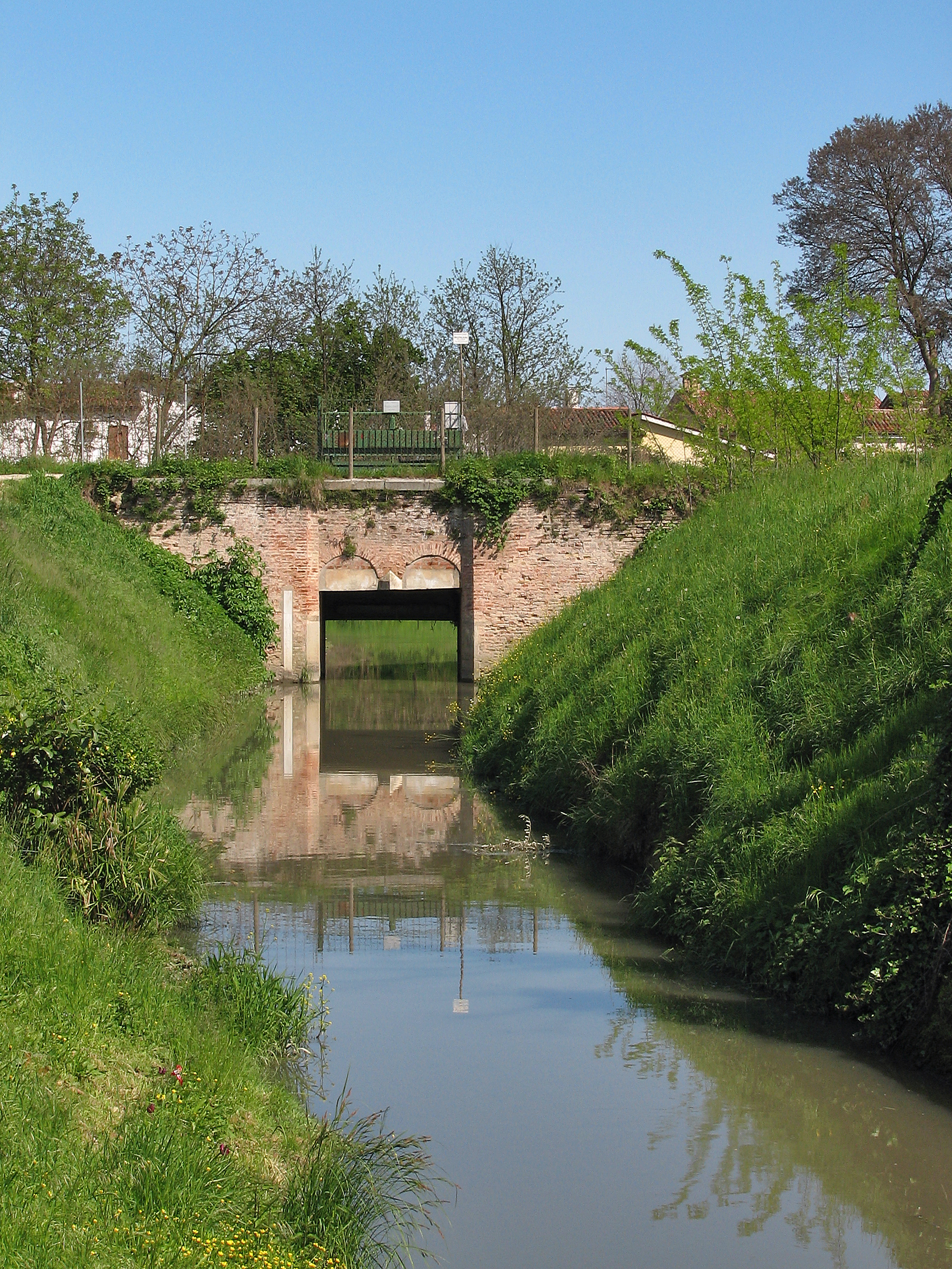 File:Canale Brentella Chiavica Storta 080426.jpg - Wikimedia Commons