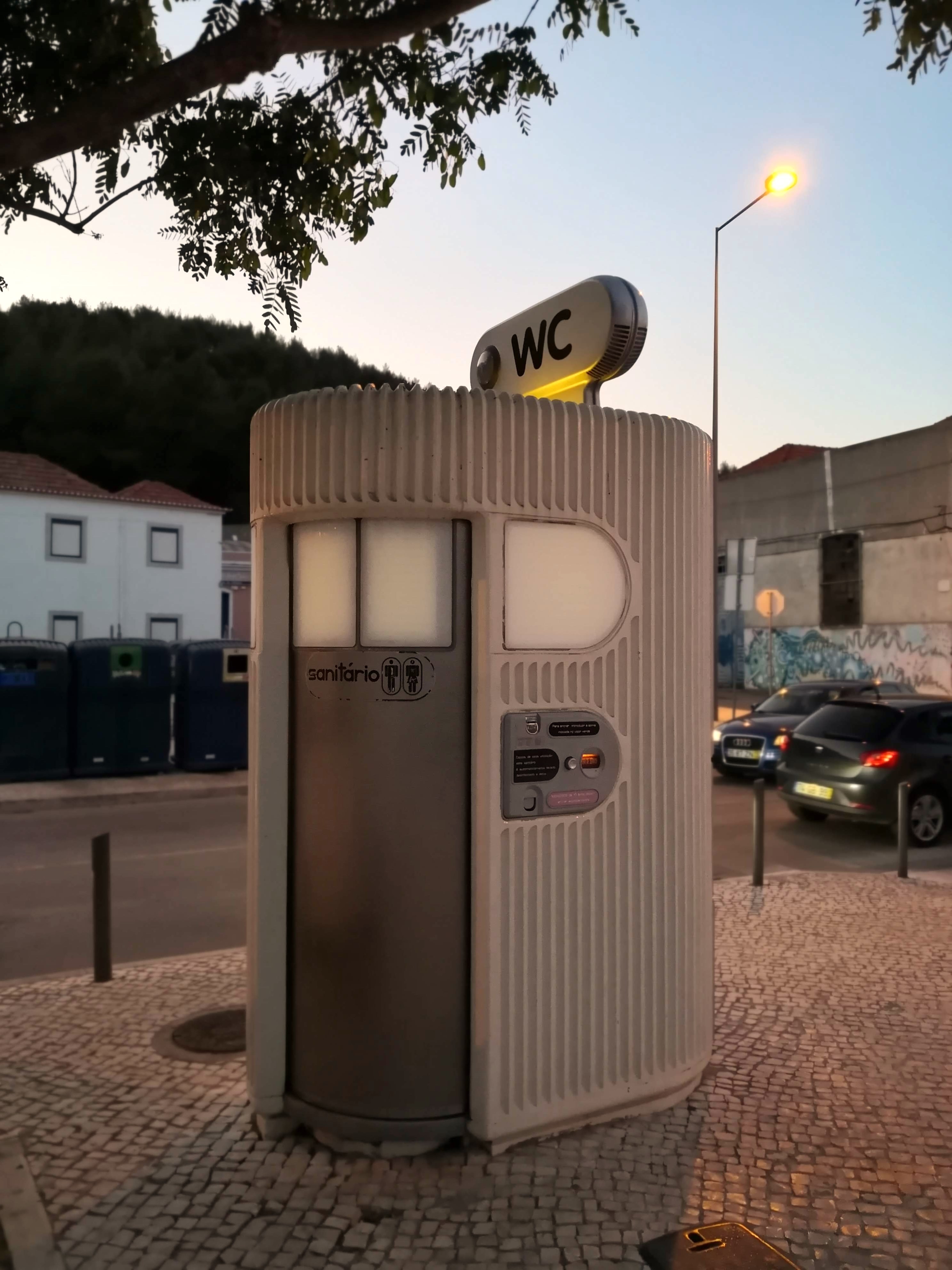 File:Casa de banho pública na Praia da Saude em Setúbal, Portugal 2.jpg -  Wikimedia Commons