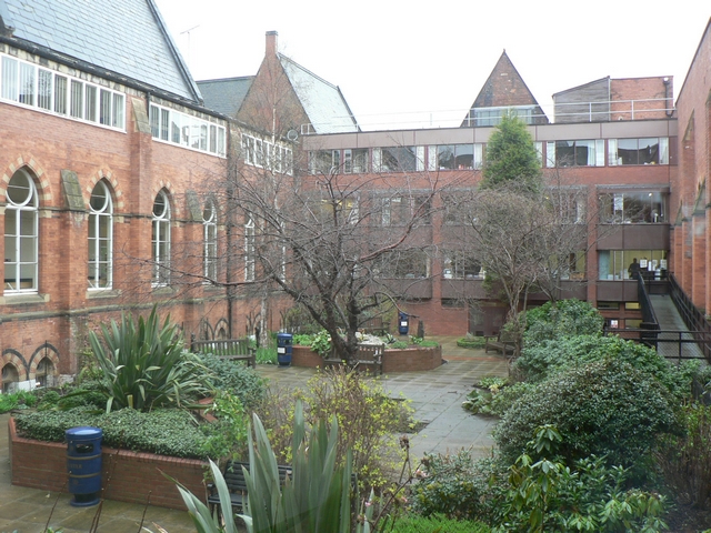 File:Courtyard garden, Leeds General Infirmary - geograph.org.uk - 148840.jpg