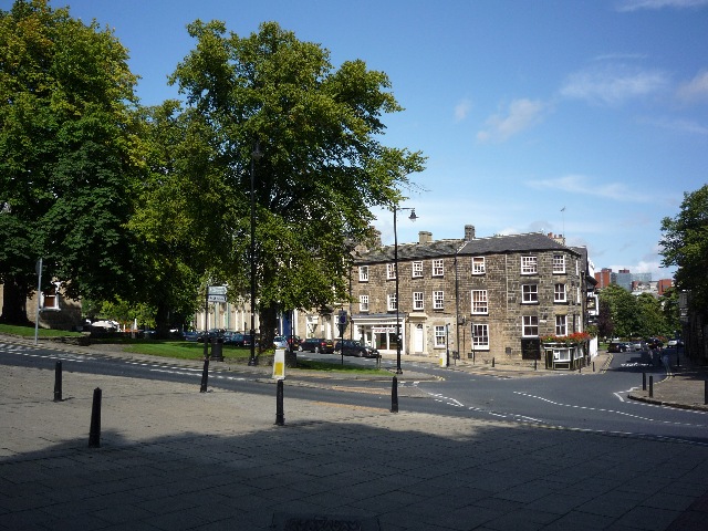 File:Crescent Road - geograph.org.uk - 1564227.jpg