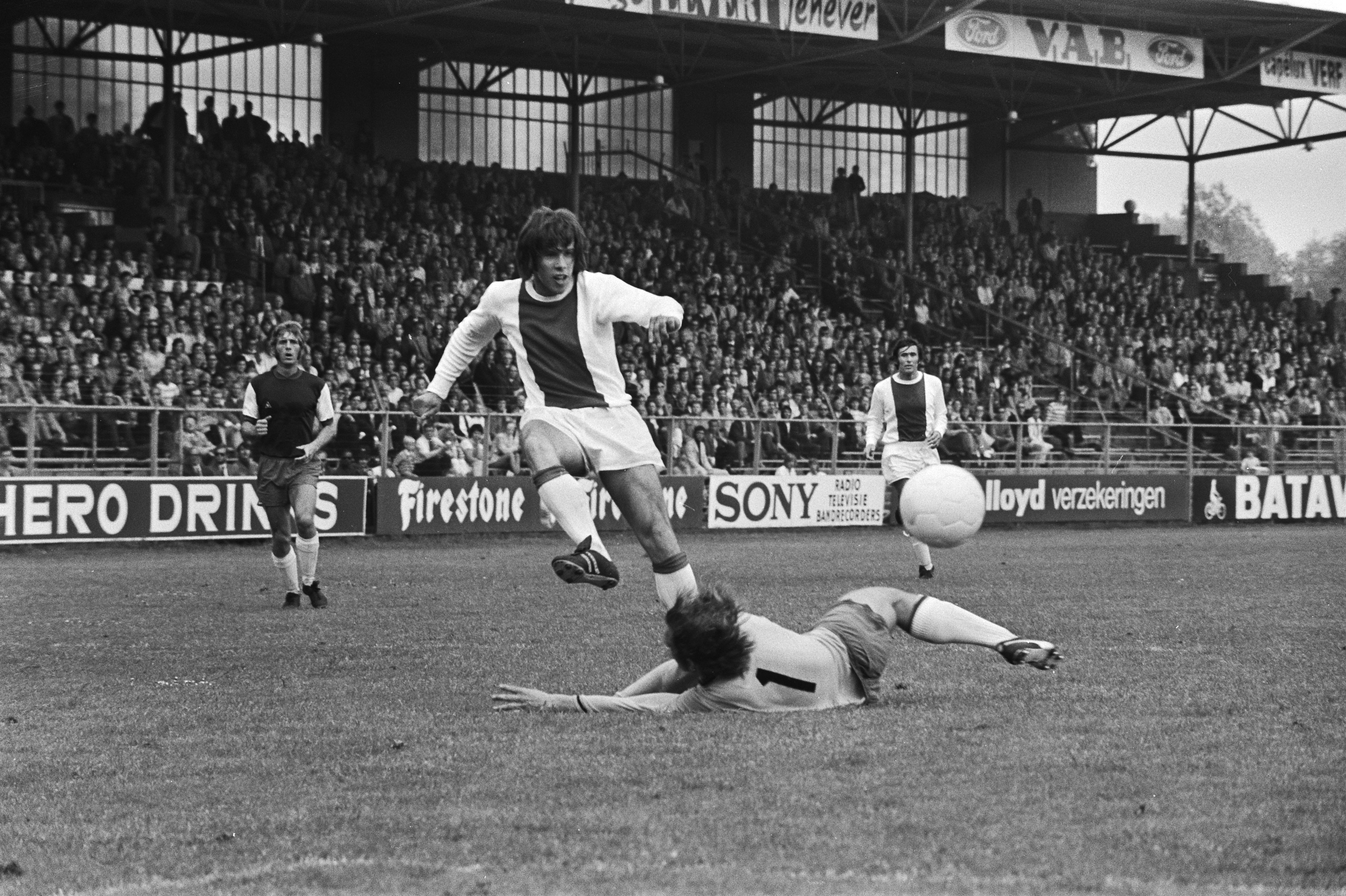 File:Dick van Dijk (Ajax) in actie, Bestanddeelnr 924-5602.jpg - Wikimedia Commons