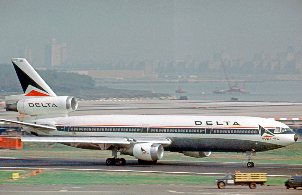 File:Douglas DC-10-10 N601DA Delta LGA 04.10.73 edited-3.jpg - Wikimedia Commons