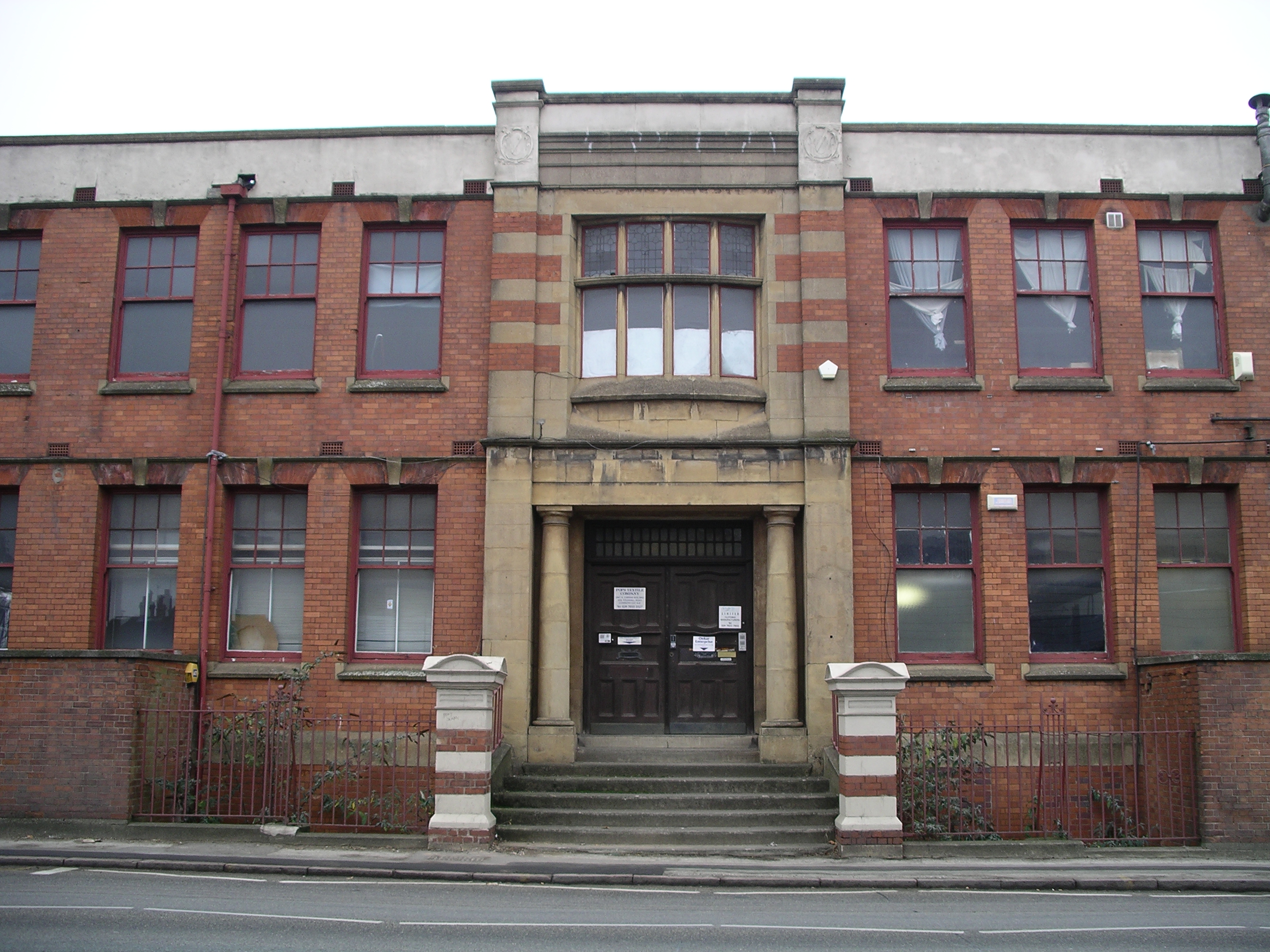 File:Foleshill - challenge building (front) 16d07.JPG 