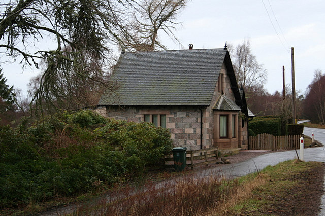 File:Gatehouse to Dunphail Estate. - geograph.org.uk - 369977.jpg