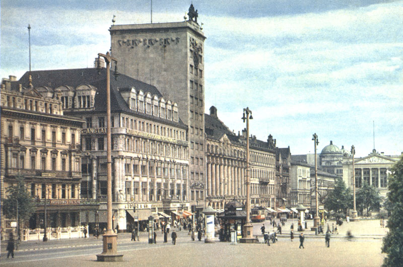 File:Goethe 1 Königsbau, 2 Turmhaus Kroch (Theaterpassage), 3-5 Dresdner Bank, 6 Preußisches Haus, 7 Rotes Kolleg, 8 Reichsgericht (vorher Georgenhalle) 9 ADCA.jpg