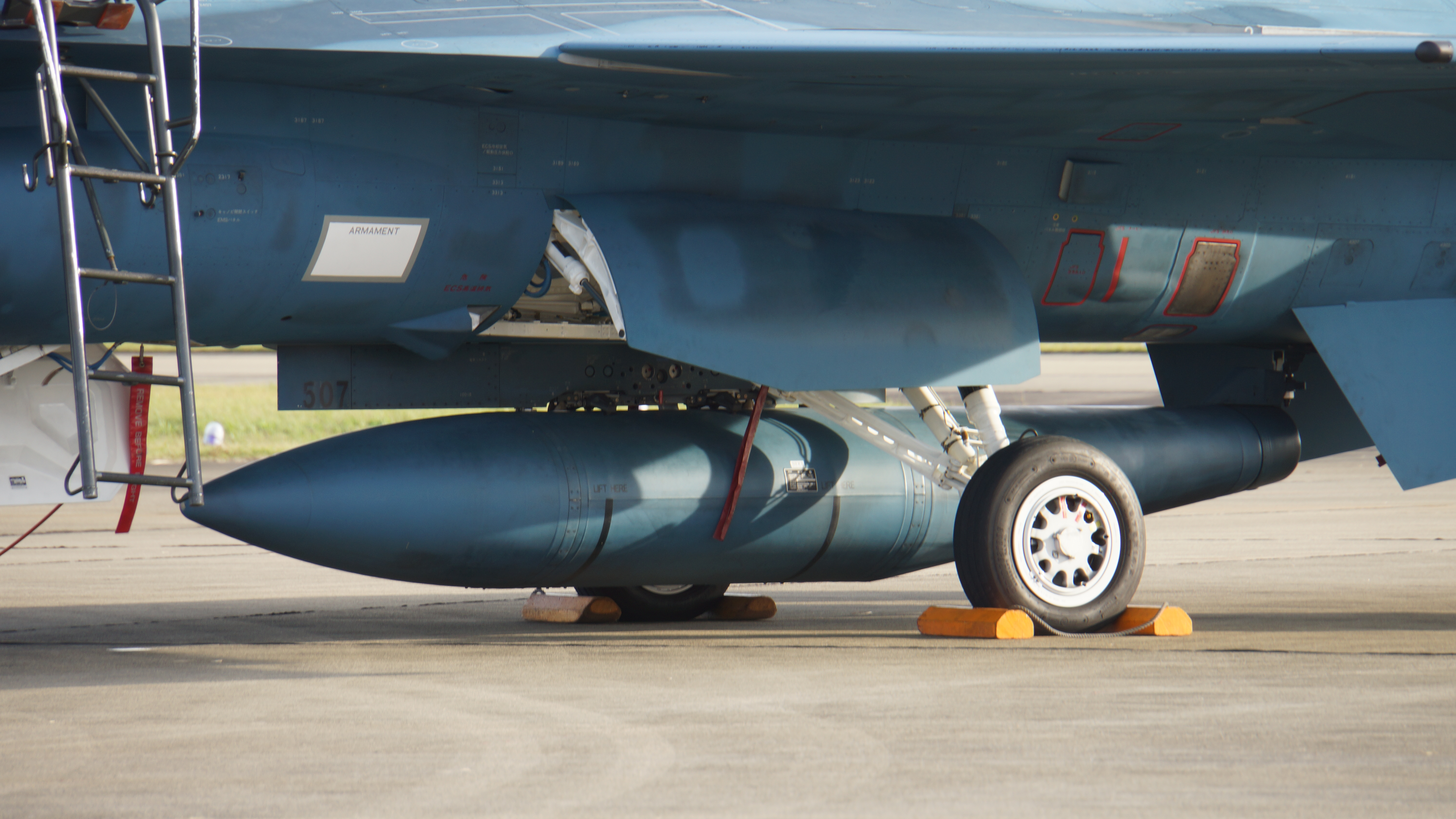 Подвесной топливный бак самолета f-16 300 gal. F-16c 600 gal Drop Tank. Raytheon u-125a JASDF. Air Development Test Wing. Подвесной топливный бак