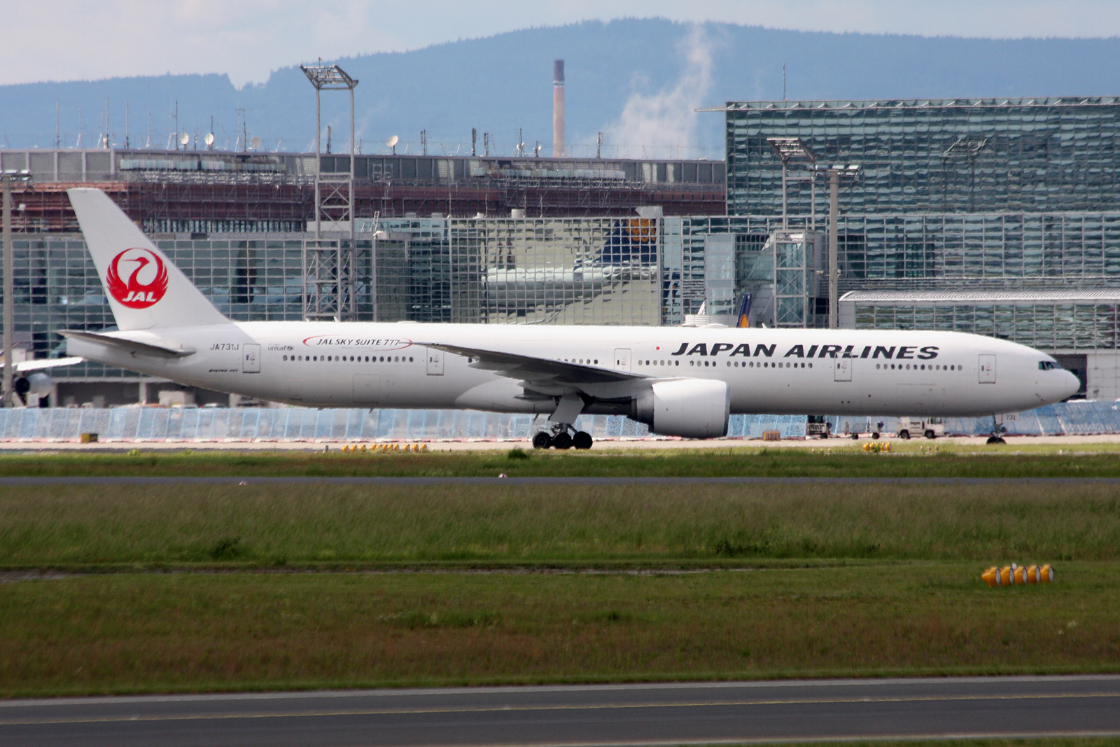 Japan_Airlines_-_JAL_Boeing_777-346-ER_J
