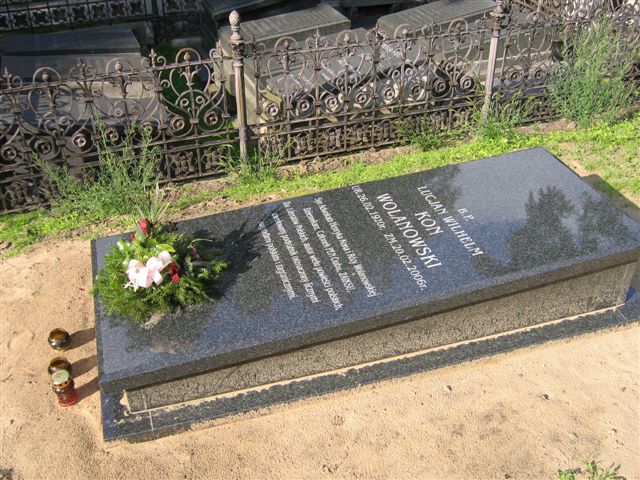 File:Lucjan Wolanowski monument 02.JPG