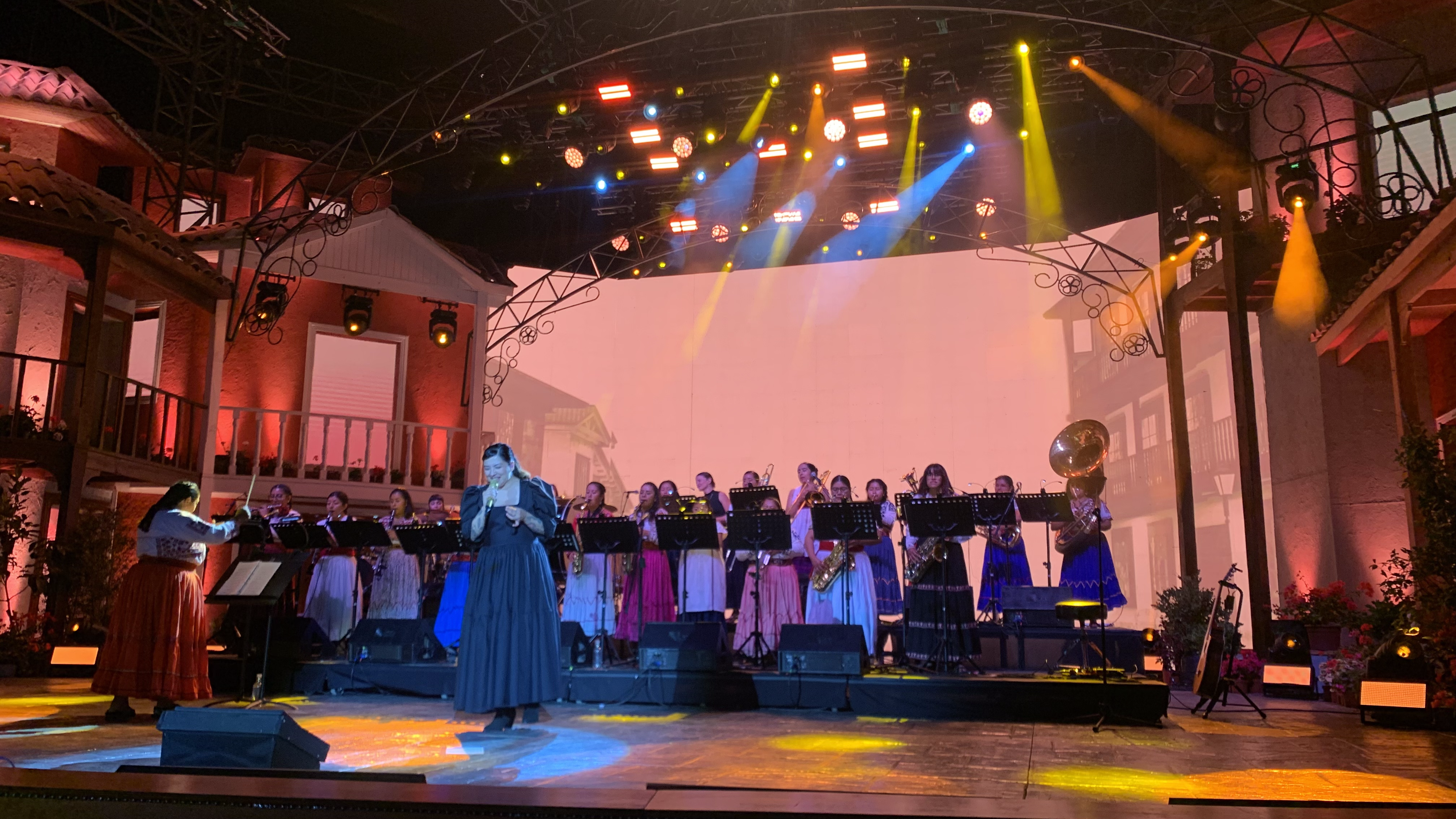 Laferte en compañía de las Mujeres de Viento Florido presentándose en el LII Festival del Huaso de Olmué.