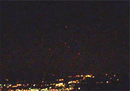 Foto van vijf ongeïdentificeerde rode lichten boven Morristown (New Jersey) en omliggende steden genomen op 5 januari 2009 omstreeks 20.30 uur lokale tijd