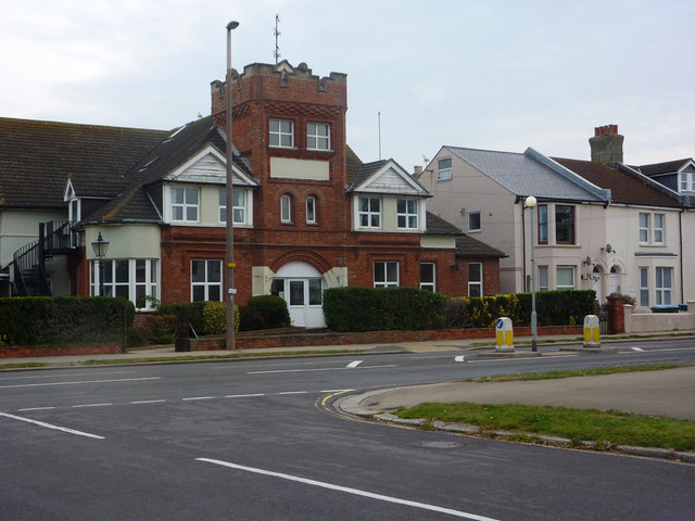 File:On Aldwick Road, Bognor Regis - geograph.org.uk - 1510720.jpg