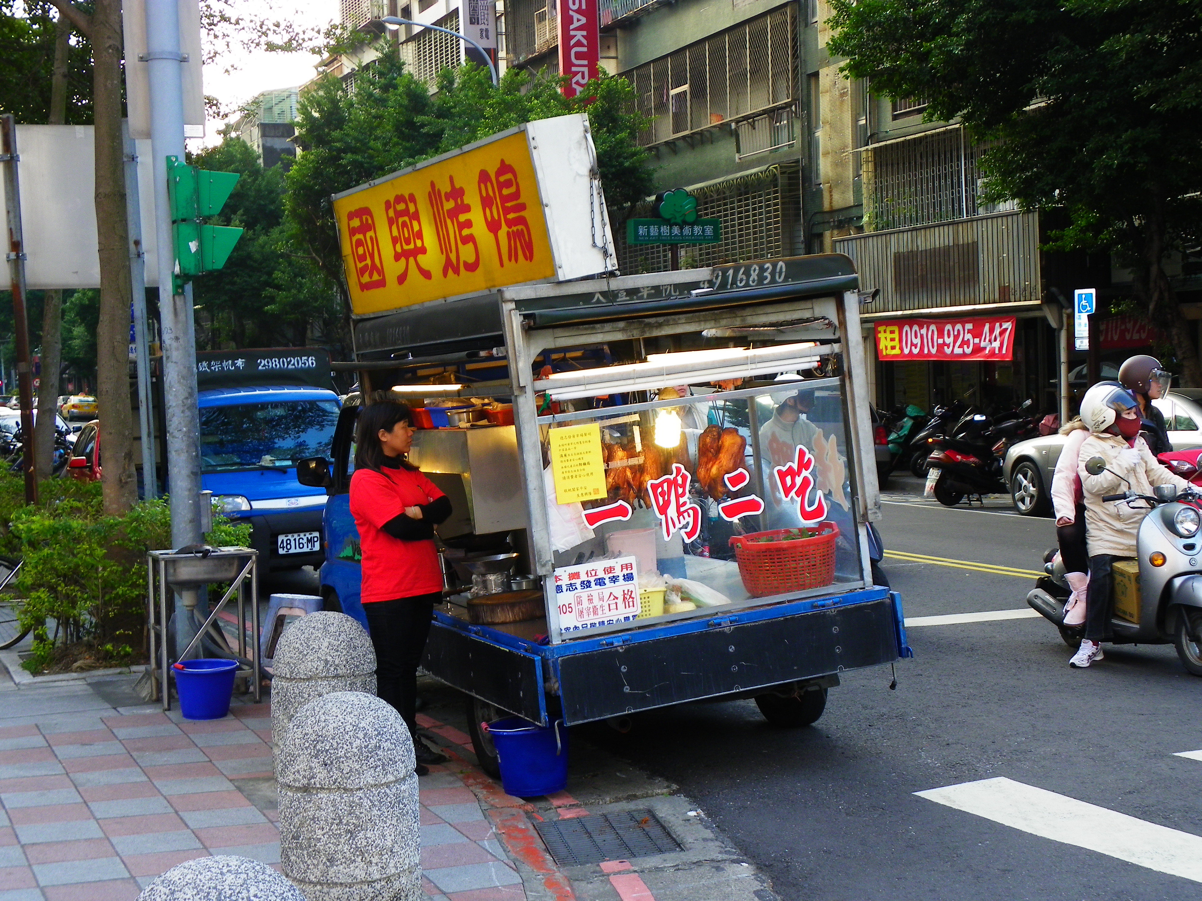 File:Peking Roast Ducks Truck in Taipei 20091206.jpg - Wikimedia