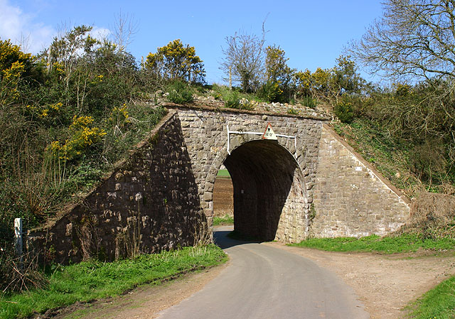 File:Railway Bridge at Snipehill - geograph.org.uk - 374588.jpg