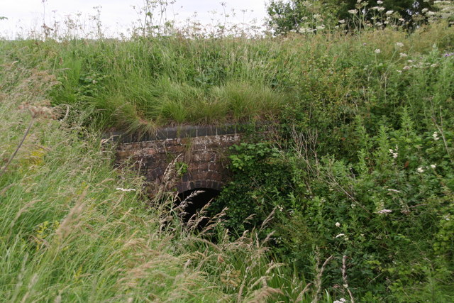 File:Railway bridge - over a small unnamed drain - geograph.org.uk - 4040357.jpg