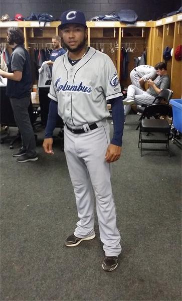 File:Ronny Rodriguez con el equipo de Columbus Clippers.JPG