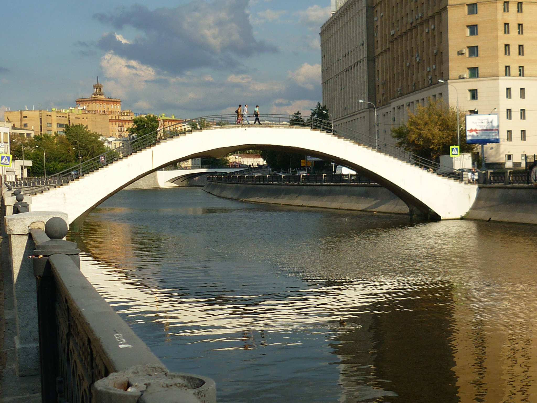 Московский бридж. Зверев мост Москва. Зверев мост. Мосты Москвы. Алюминиевый мост в Московском зоопарке.