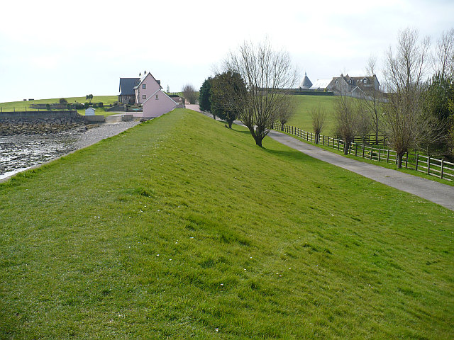 Sea wall approaching Goldcliff Point - geograph.org.uk - 750776