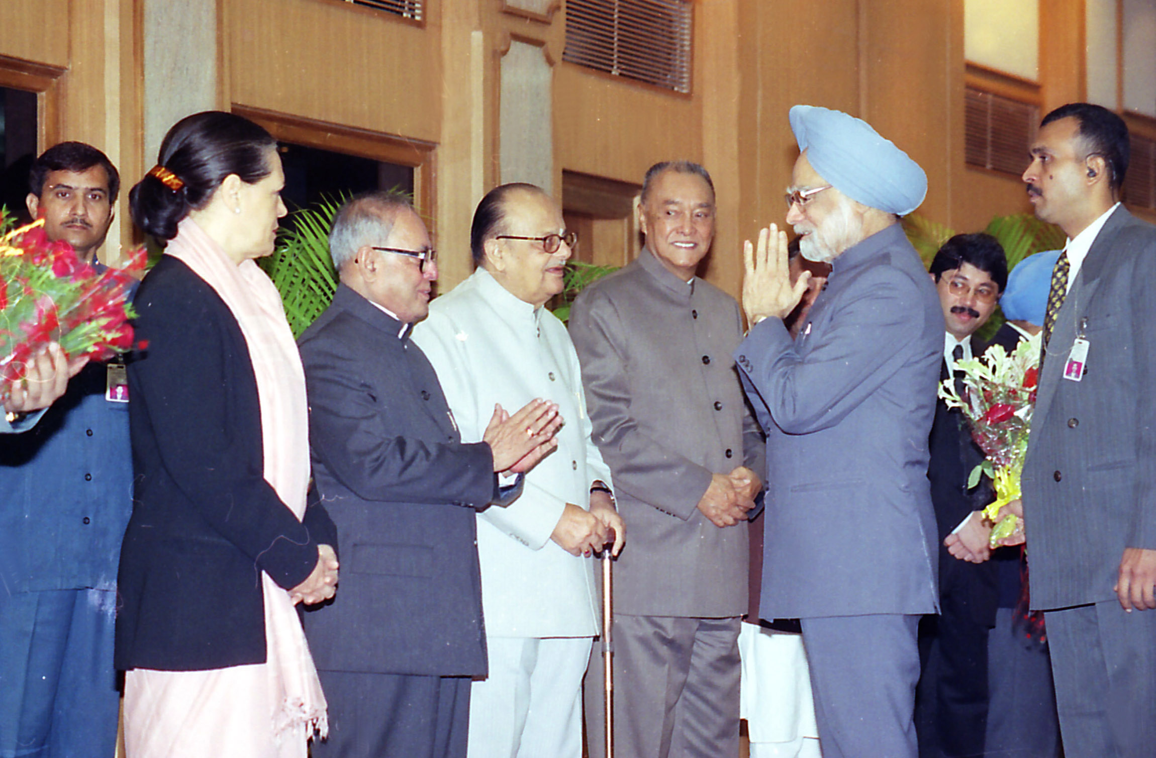 File:The Prime Minister, Dr. Manmohan Singh being seen off by his Cabinet  Colleagues before his departure for The Hague, in New Delhi on November 7,  2004.jpg - Wikimedia Commons