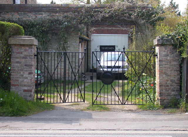 File:Tradesmen's Entrance - geograph.org.uk - 773694.jpg