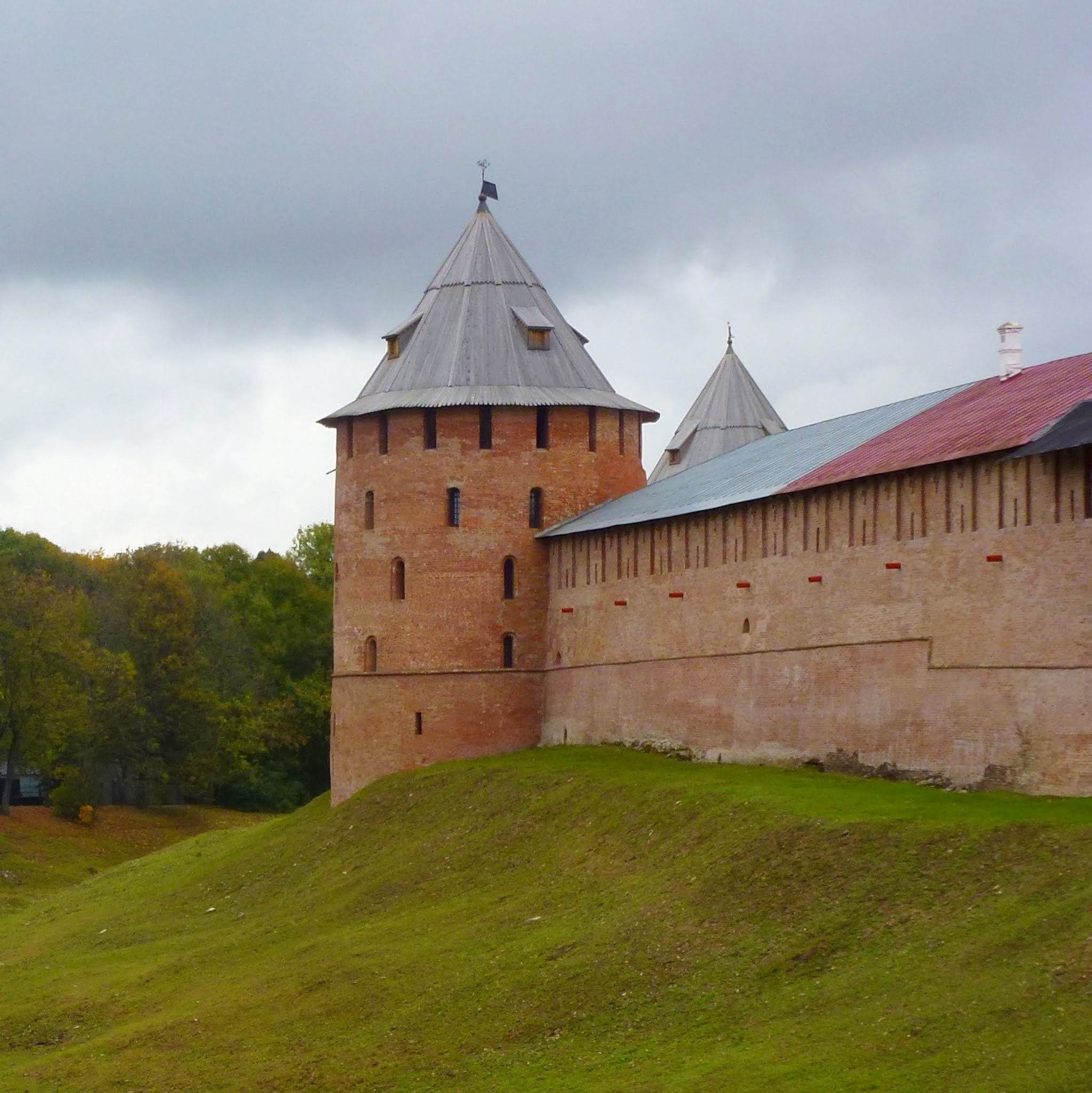 Новгородский кремль описание. Новгородский Кремль Детинец. Великий Новгород Кремль Детинец. Новгородский Детинец достопримечательности Великого Новгорода. Кремль в Великом Новгороде.