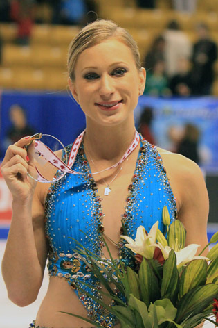 File:2009 Skate Canada Ladies - Joannie ROCHETTE - Gold Medal - 7882a.jpg