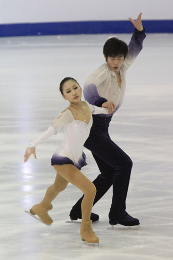 File:2010 Junior Worlds Pairs - Yue ZHANG - Lei WANG - 7043A.jpg