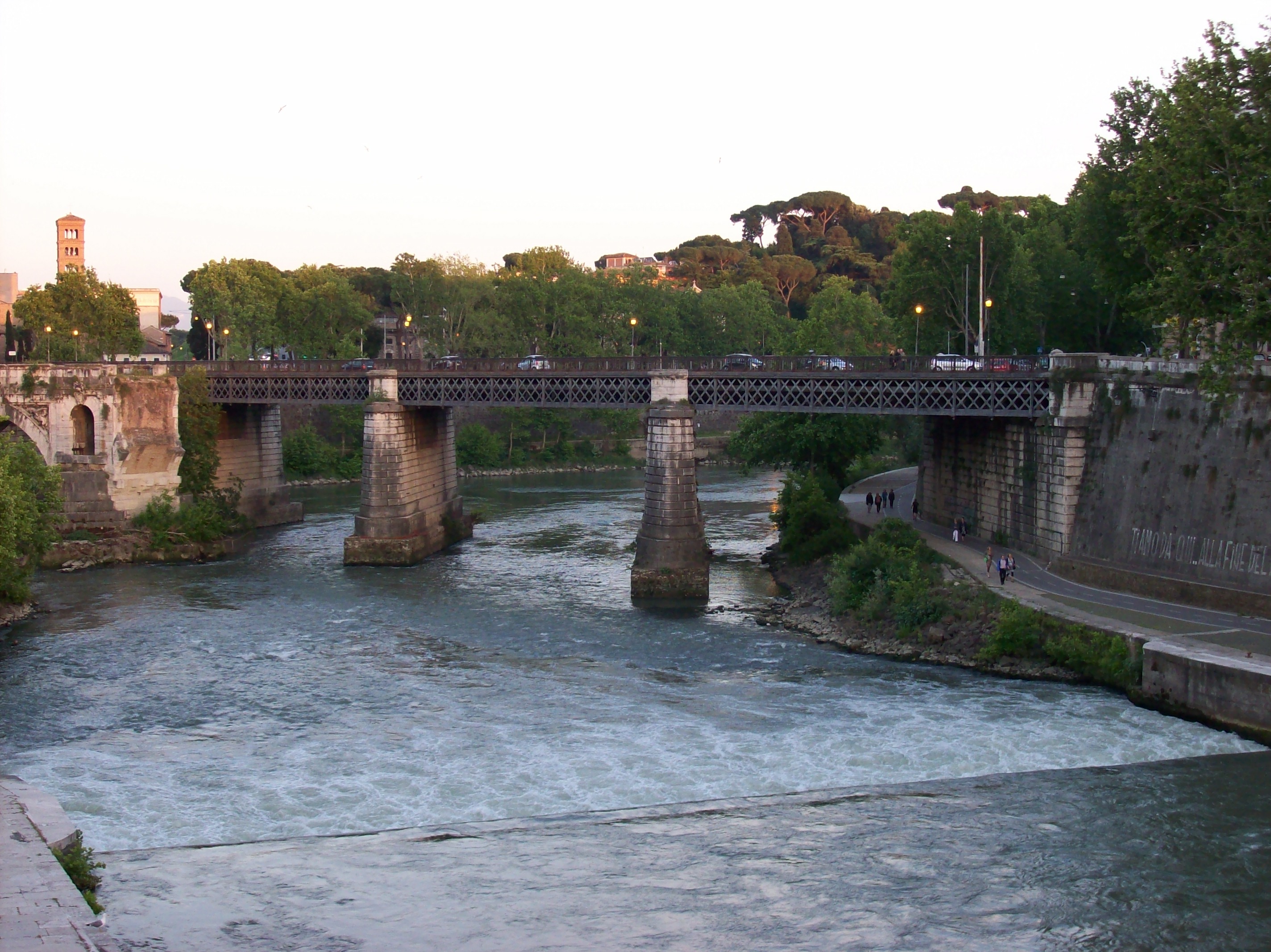 Племя жившее по берегу тибра. Мульвиев мост в Риме. Понте Палатино в Риме. Понте Мильвио в Риме.