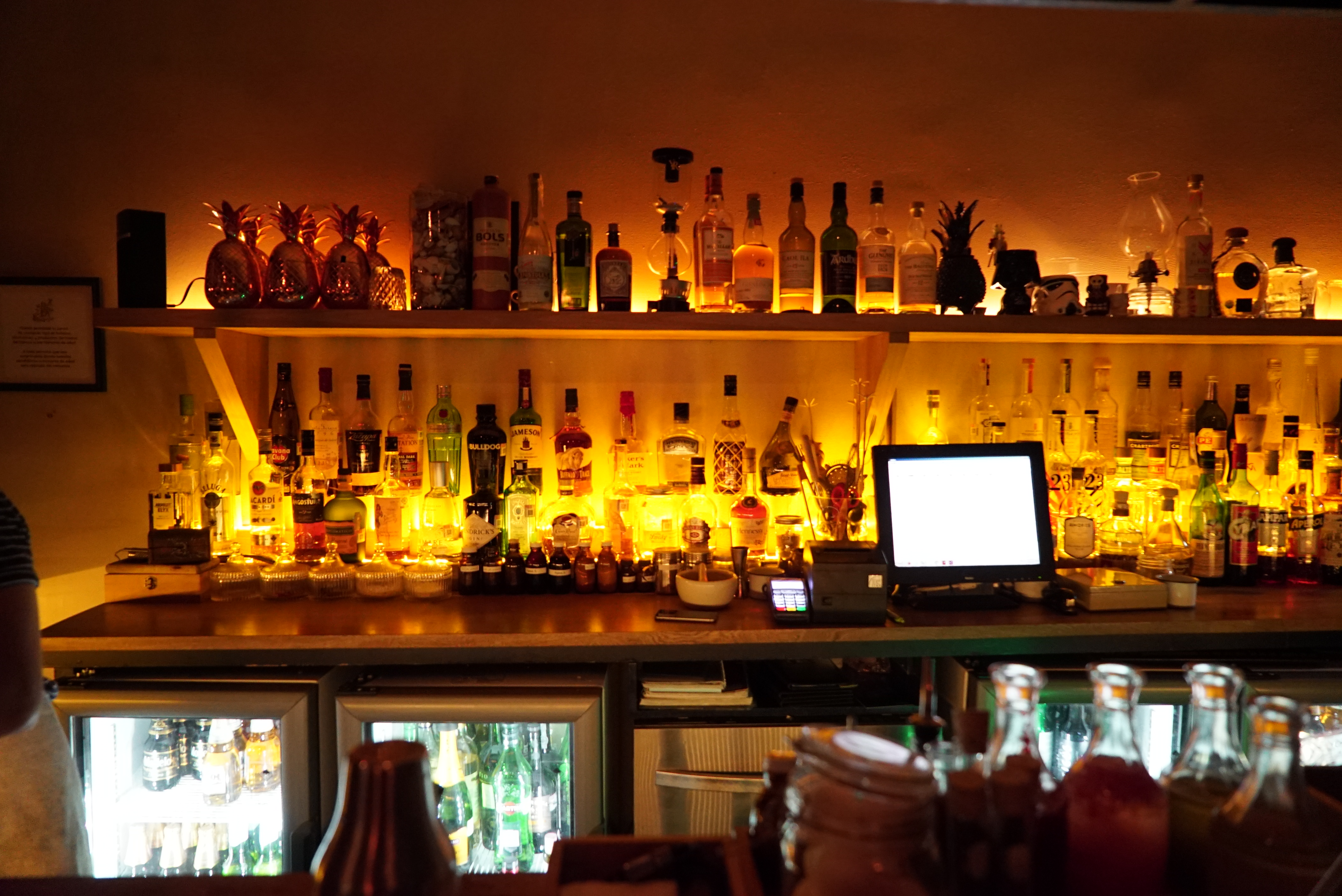 File:Bar del Baltra Bar en la Colonia Condesa, Ciudad de Mé -  Wikimedia Commons