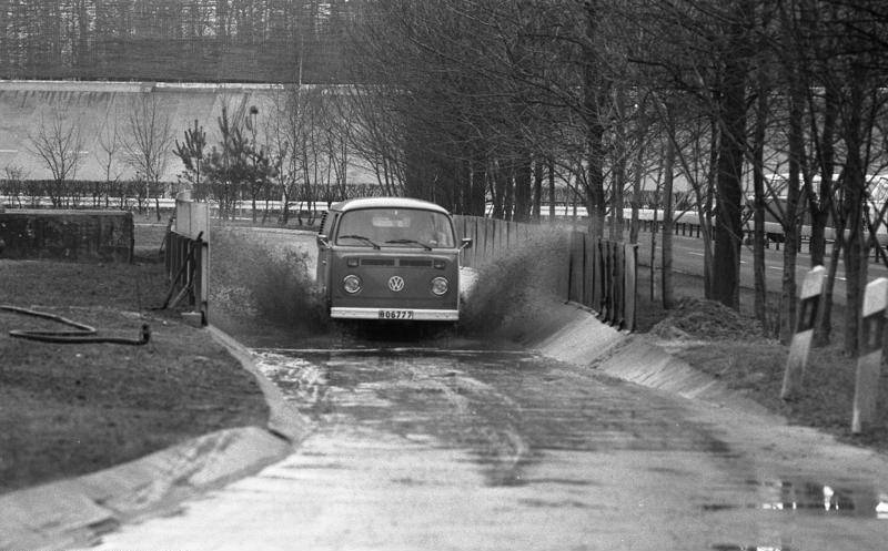 File:Bundesarchiv B 145 Bild-F038806-0020, Wolfsburg, VW Autowerk, Teststrecke.jpg