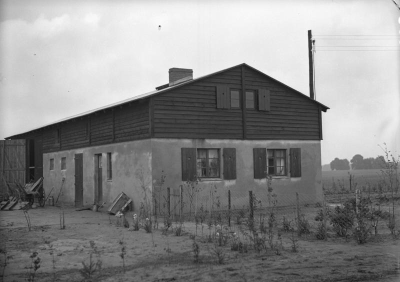 File:Bundesarchiv B 145 Bild-P015367, Berlin, Stadtrandsiedlung, Wohnhaus mit Vorgarten.jpg
