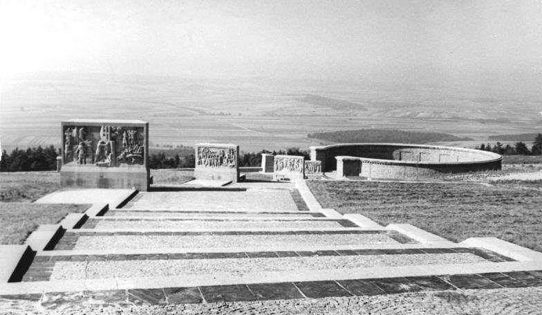 File:Bundesarchiv Bild 183-57991-0005, Gedenkstätte Buchenwald, Ringgrab 1, Stelenweg.jpg