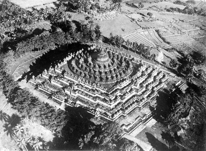 COLLECTIE TROPENMUSEUM Luchtfoto van de Borobudur TMnr 10015636