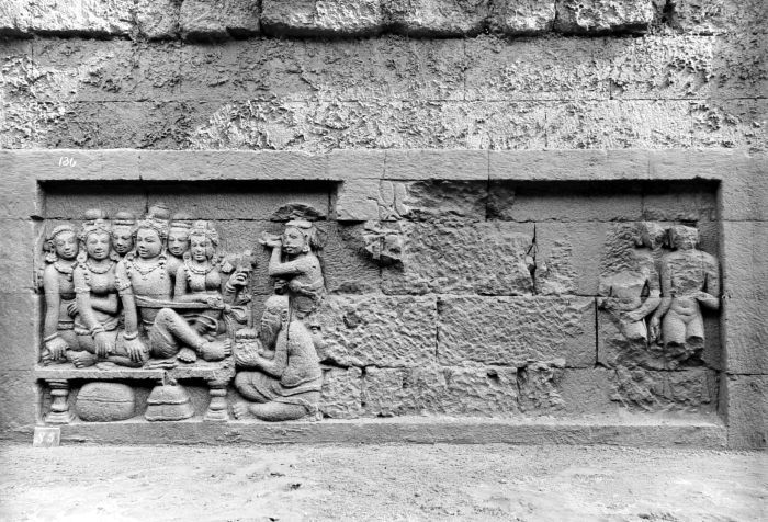 File:COLLECTIE TROPENMUSEUM Reliëf O 45 op de verborgen voet van de Borobudur TMnr 10015784.jpg