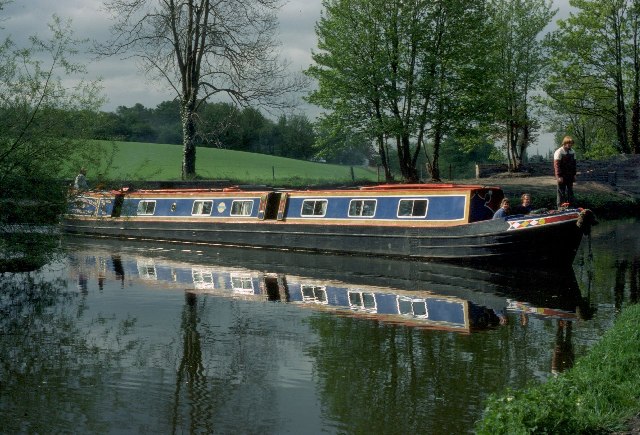 File:Canal Junction at Stourton - geograph.org.uk - 37245.jpg