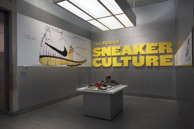 File:DIG E 2015. Brooklyn Museum.The Rise of Sneaker Culture.jpg