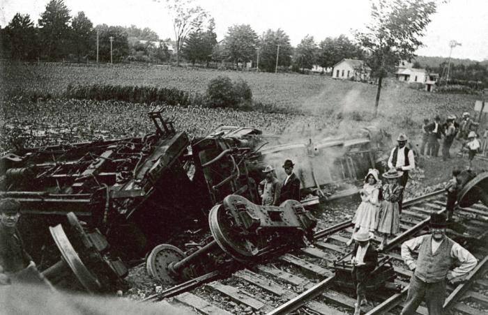 File:Derailment of a railway bogie with paper car wheels.jpg