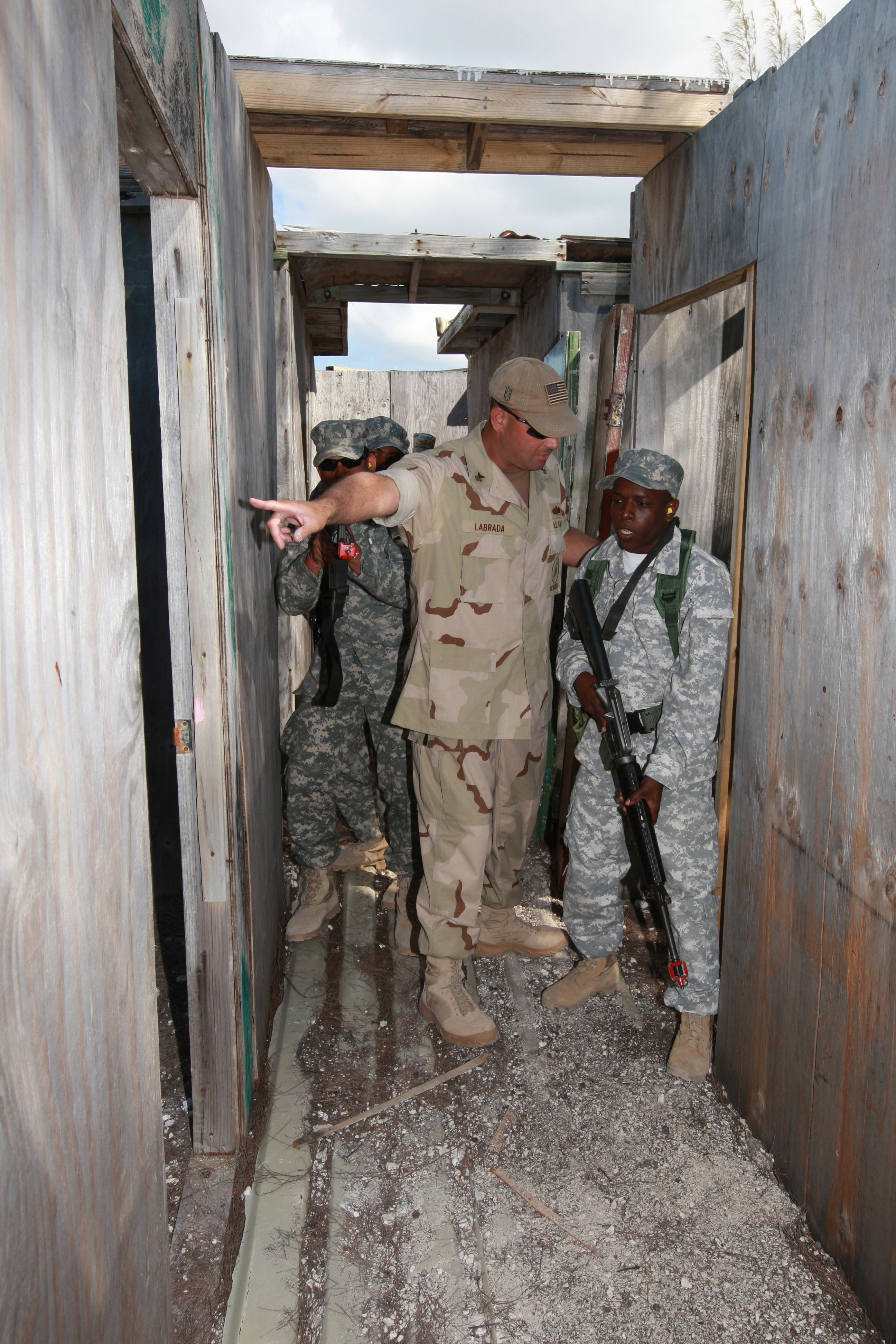 File Dominican Soldiers Train In How To Storm A Building