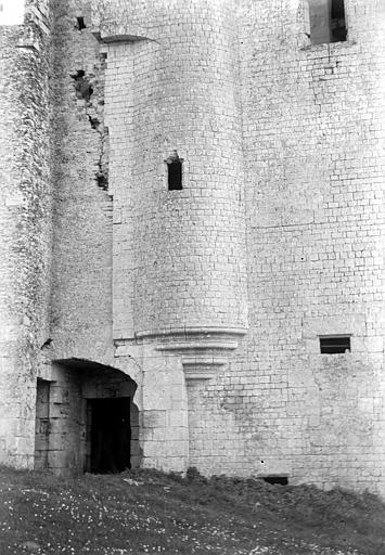 File:Donjon de Moricq - Façade ouest - Poterne et tour d'escalier - Angles - Médiathèque de l'architecture et du patrimoine - APMH00016653.jpg